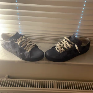  Skickar gärna tydligare bilder om ni frågar😁 Saint Laurent blå sneakers med stjärnor - Snygga blå sneakers från Saint Laurent med vita snören och stjärndetaljer i skinn på sidorna. Skorna har en klassisk låg profil och platt sula, perfekt för dig som gillar en stilren men ändå unik look.