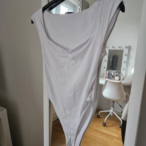 Body zara - Snygg vit body från Zara i storlek 36!