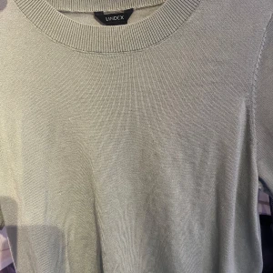 En stickad t-shirt från Lindex 💕 - Säljer en stillren stickad t- shirt från Lindex. Den är i en ljusgrön nyans, (se bild 1 för hur färgen är) 💕Den har rund halsringning och är i mjukt stickat material, perfekt till hösten🍁🍂