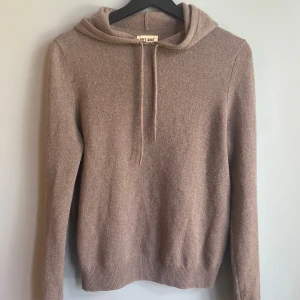 Soft goat hoodie - Supermjuk brun hoodie i 100% kashmir från Soft Goat. Mycket bra skick. Nypris ≈3000kr mitt pris=1299. Onödigt har fler frågor eller funderingar är det bara att skriva.