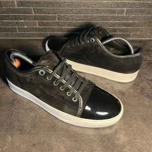 Svarta lanvin sneakers  - Snygga svarta sneakers från lanvin i väldigt bra skick. Storlek uk 7 sitter runt 42. OG/tillbehör  dustbag
