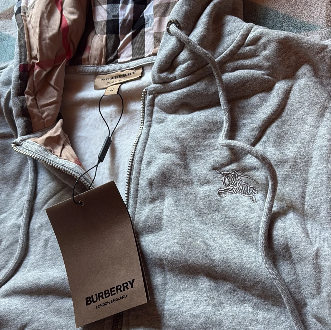 Grå hoodie från Burberry med dragkedja - 3