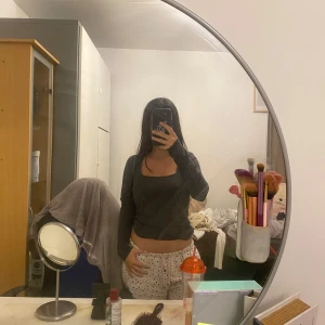 Svart långärmad topp från H&M - Svart långärmad topp från H&M med fyrkantig ringning. Sitter tajt och har en enkel, stilren look som passar perfekt till jeans eller kjol. Mjuk och skön i materialet, perfekt för lager-på-lager under hösten eller våren. Köpt för 200 kr.