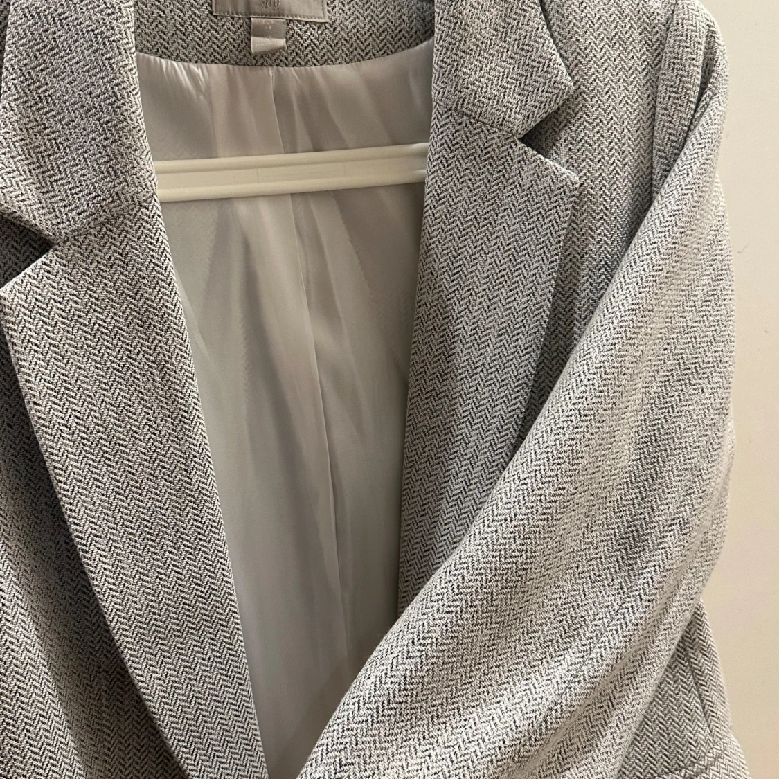 Grå mönstrad kavaj med klassisk krage - 1