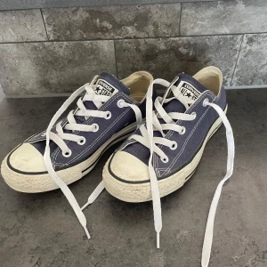 Mörkblå Converse  - Mörkblå converse i storlek 36,5. Begagnat skick, lite smutsiga på sulan (se bilderna). Annars hela och fina.