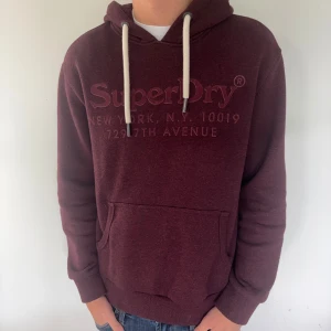 Superdry hoodie - Skicket är väldigt bra då den inte har några defekter. Storlek M och storleken är true to size. Fråga vid minsta fundering