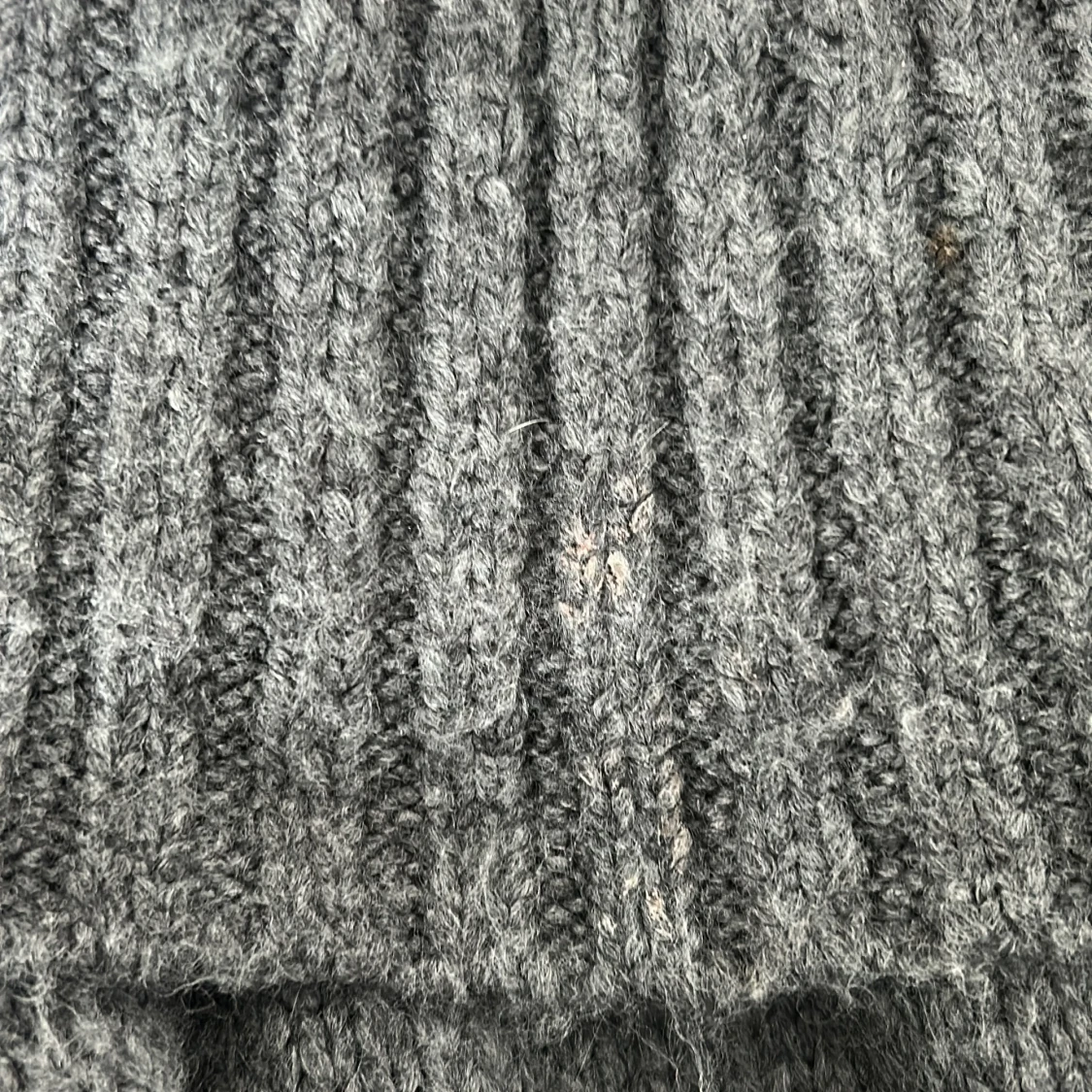 Grå stickad off-shoulder tröja Gina Tricot - 1