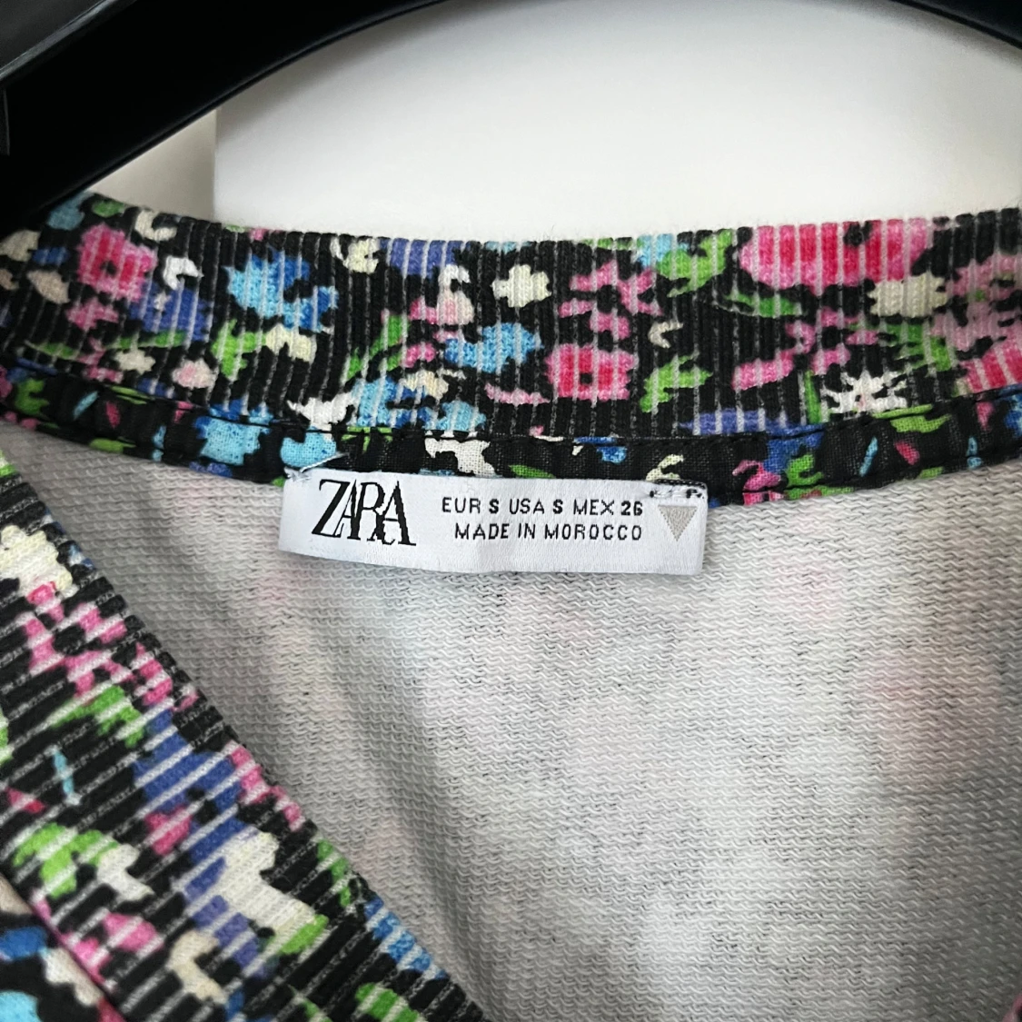 Blommig blus med volang från Zara, S - 1