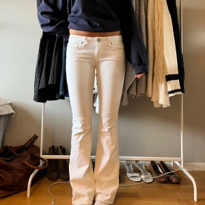 Vita bootcut jeans från Paige - Säljer nu mina favo jeans från PAIGE. Köpta från deras hemsida för 2800kr, de mått och storlekar sista bilderna. Jag är 1.66 och brukar bära 34-36 storlek 