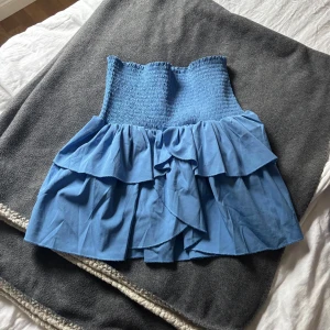 Blå volangkjol med smock - Blå volangkjol från Neo Noir! 