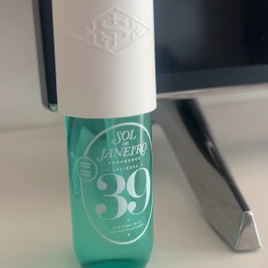 Sol de Janeiro Cheirosa 39 Perfume Mist - Fräsch och tropisk doft från Sol de Janeiro, Cheirosa 39 Perfume Mist. Flaskan är turkosgrön med vit spraykork och rymmer 90 ml. Perfekt för dig som gillar lätta, somriga dofter och snygg design på badrumshyllan. endast testsprayad!