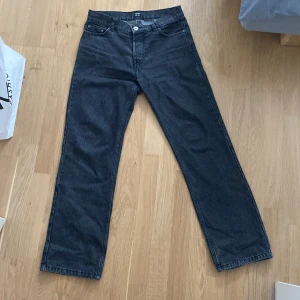 Svarta raka jeans från Montén 30/30 - Säljer ett par svarta jeans från Montén i rak modell. Jeansen har klassisk femficksdesign. Perfekta om du gillar en enkel och clean look med raka ben. De är lite tighta i midjan så skulle säga 29 i midjan.