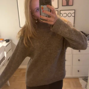 Beige/brun stickad tröja i ull/alpacka XS - Mysig beige stickad tröja i ull- och alpackablandning. Sjukt skön och perfekt till hösten. Jätte bra skick nästan som ny. Nypris runt 400