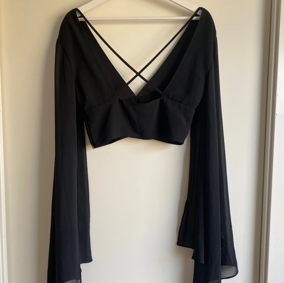 Svart croppad omlottopp med vida ärmar - 1