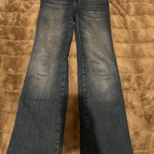 Blå bootcut jeans med fickor  - Tyvärr för små för mig 