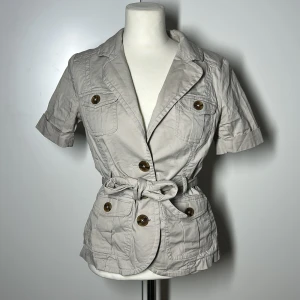 Jeanstopp vintage  - Vintage jeanstopp med knappar och snörning. Storlek 36. Köp sker via köp nu, jag postar inom 24h. Kvar tills markerad såld 