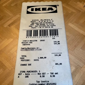 IKEA x Virgil Abloh ”RECEIPT” matta – begränsad upplaga - Säljer den ikoniska ”RECEIPT RUG” från samarbetet mellan IKEA och Virgil Abloh (Off-White/Louis Vuitton). En del av den exklusiva ”MARKERAD”-kollektionen som lanserades i begränsad upplaga och sålde slut på några minuter.   Har klubbats på Bukowskis för 11.000kr  Längd: 200cm  Bredd: 90cm  Hämtas i Borås eller fraktas på köparens bekostnad och ansvar, har småfläckar som säkert går bort efter tvätt.