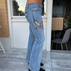 Bootcut jeans  - Säljer ett par bootcut jeans som jag köpte förra veckan för 900kr men ångra mig. Midjemåttet: 37cm rakt över, innerbsnlängden: 79cm, midjehöjd: 19cm.💞Från A2 vintage. Inte använda av mig. Size 9.