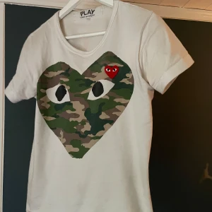 C.D.G t shirt - Säljer nu denna C.D.G t shirt då den är lite liten den är unik och passar till det mesta. Passar ca 170, priset kan diskuteras vid snabb affär, hör av er vid minsta fråga😁✅