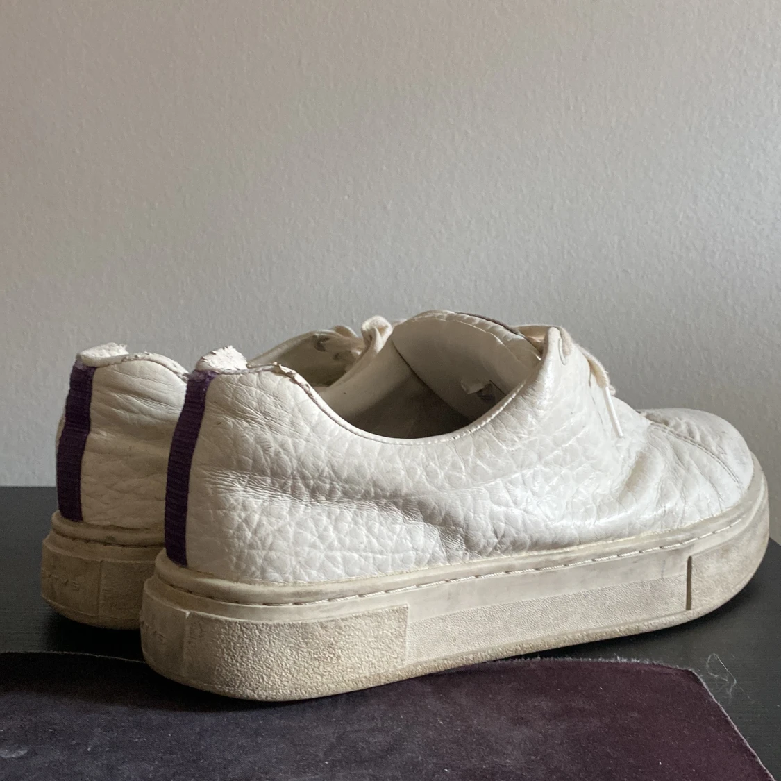 Vita Eytys sneakers med lila detalj