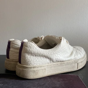 Vita Eytys sneakers med lila detalj - De håller rätt bra, vad mer ska man säga? Nypris 2000