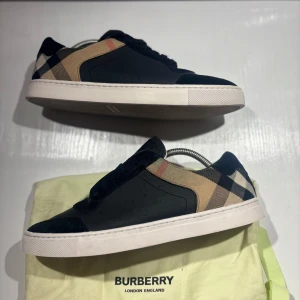 Burberry skor - Hej! Säljer nu mina skor från märket Burberry , storlek 42 bra skick, allt på bilden ingår. Tveka inte på att höra av dig om du har frågor eller funderingar kring skorna! 