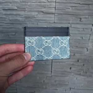 Gucci denim korthållare/cardholder - Säljer denna snygga korthållare från Gucci, snygg korthållare som ger en lyxig känsla!                Bara att höra av dig vid frågor!