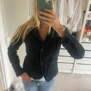 Mörkblå jacka - En sååå fin tunn jacka med stora knappar. Svart/vit rutig inuti vilket gör den unik😍