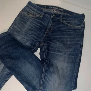 Blå jeans från U.S. Polo Assn. - Snygga blá jeans fràn U.S. Polo Assn. Riktigt bra skick med en snygg tvätt for en mer avslappnad stil. Hör av dig om du har nägon fundering. ☺️