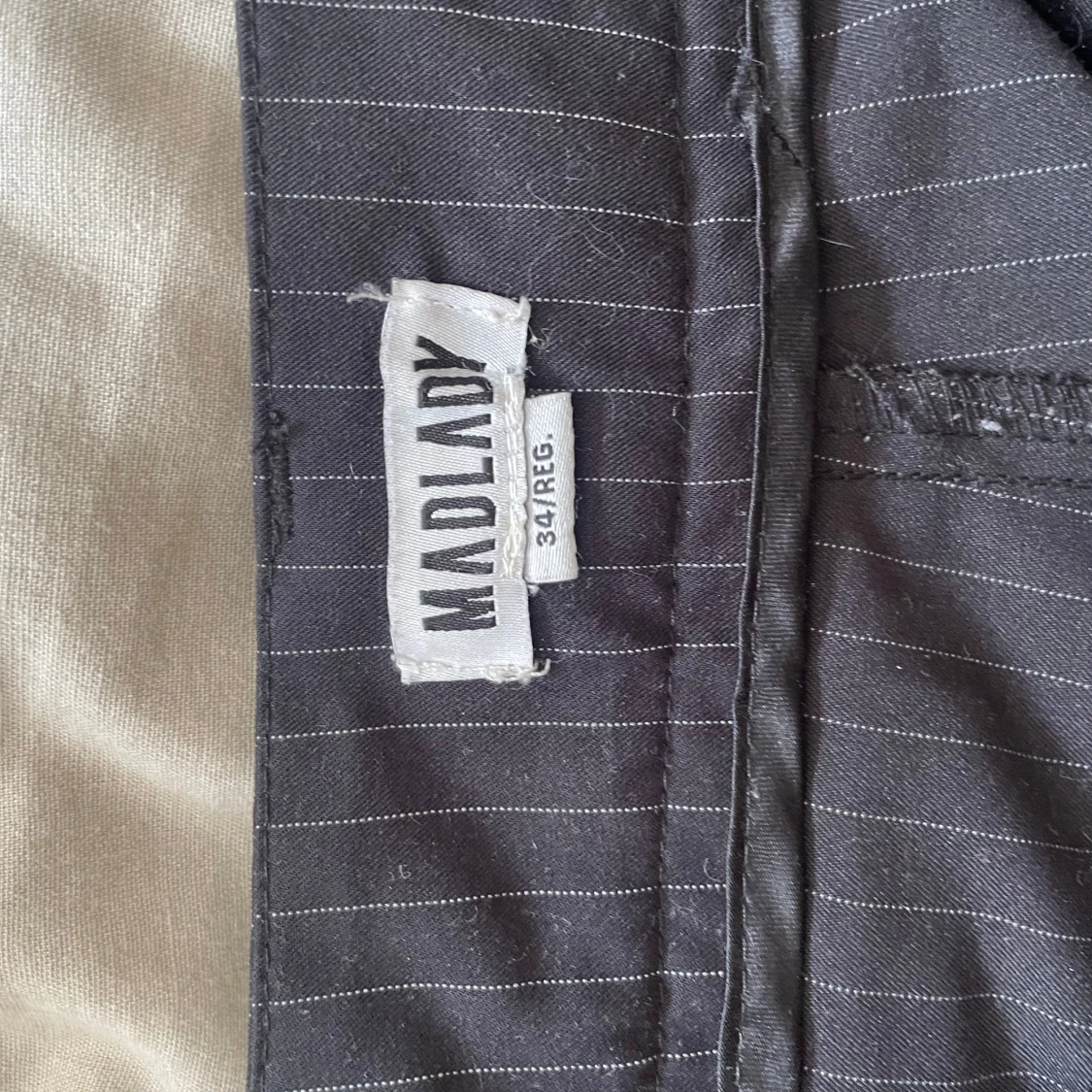 Svarta kostymbyxor med ränder Madlady - 2