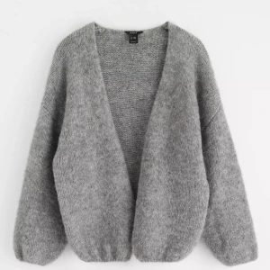 Grå stickad kofta från Lindex  - Säljer denna mysiga gråa kofta från Lindex som är slut online ! Skriv priv för funderingar!💖