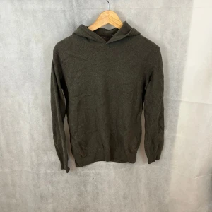 Oscar Jacobson hoodie - Riktigt soft Oscar Jacobson merinoull hoodie. Tröjan har krympt i tvätten men har inga andra defekter. Modellen är 185. Sitter som en XS