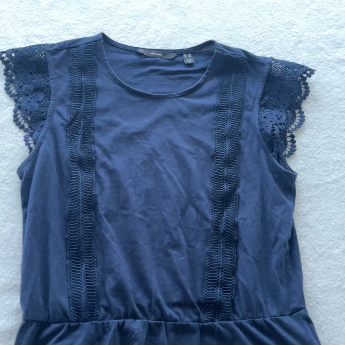 Mörkblå topp med spetsärmar