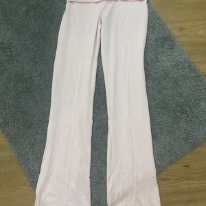 Ljusrosa low Waits yoga leggings  - Super mjuka och sköna Ljusrosa yoga leggings, passar bra till idrotten, träning, skolan eller mys plagg hemma. Helt oanvända kommer bara inte till användning 