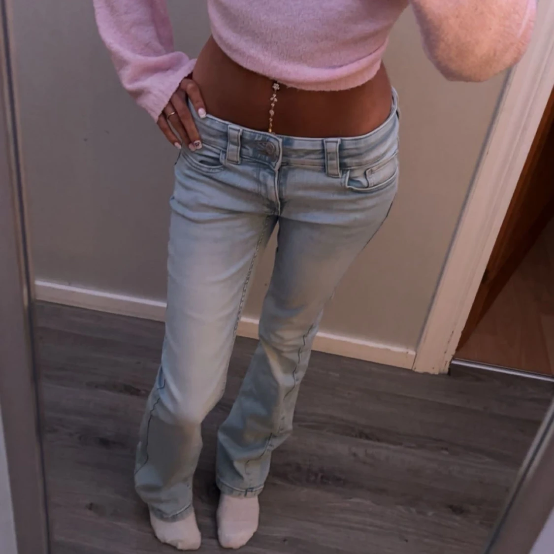 Ljusblå bootcut jeans med låg midja