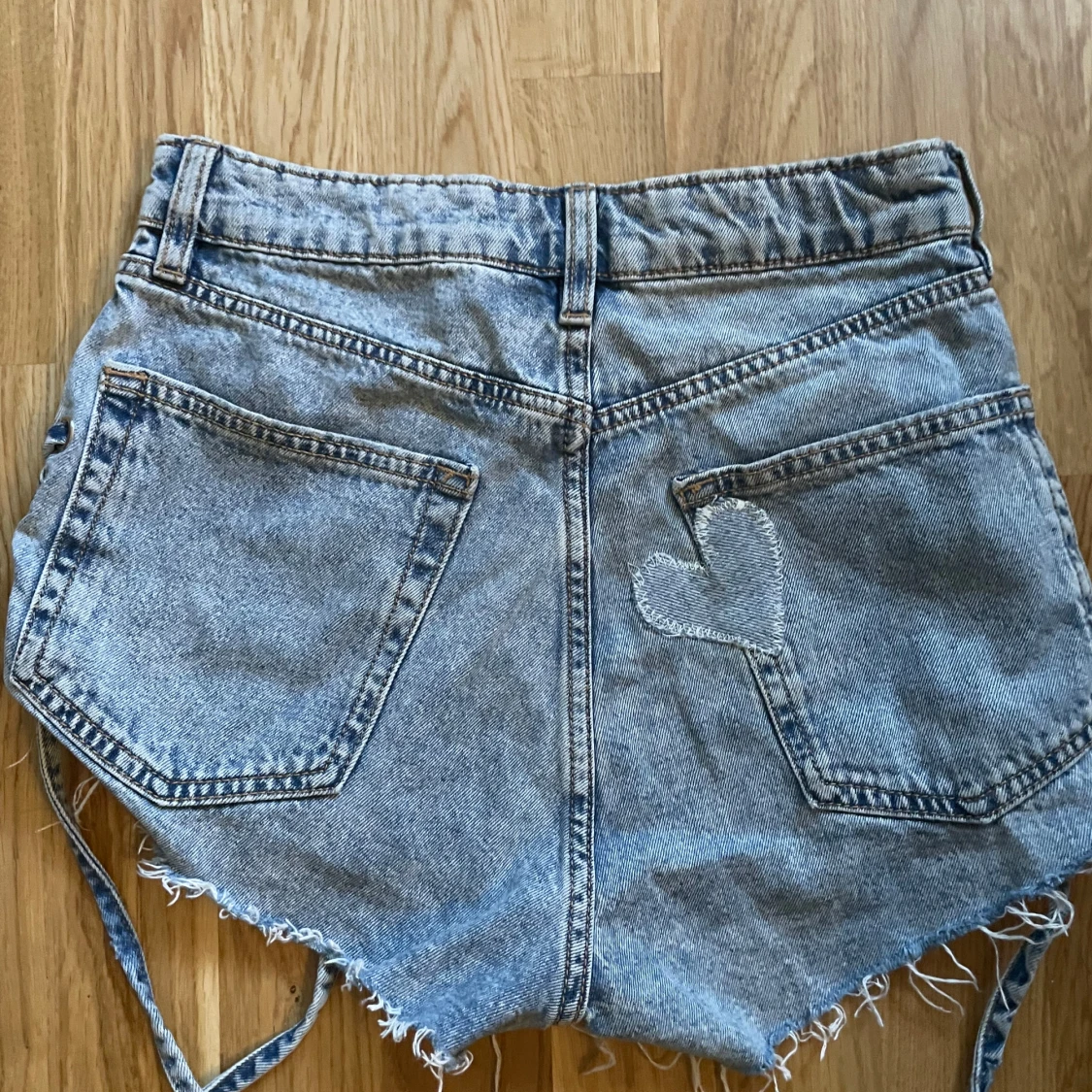 Blå jeansshorts med snörning och hjärta - 1