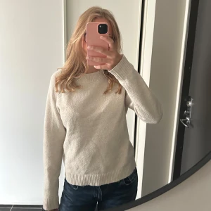 Stickad tröja - Mysig beige stickad tröja från Vero Moda med rund halsringning och ribbade muddar vid ärmslut och nederkant. Tröjan är i storlek S💕💕