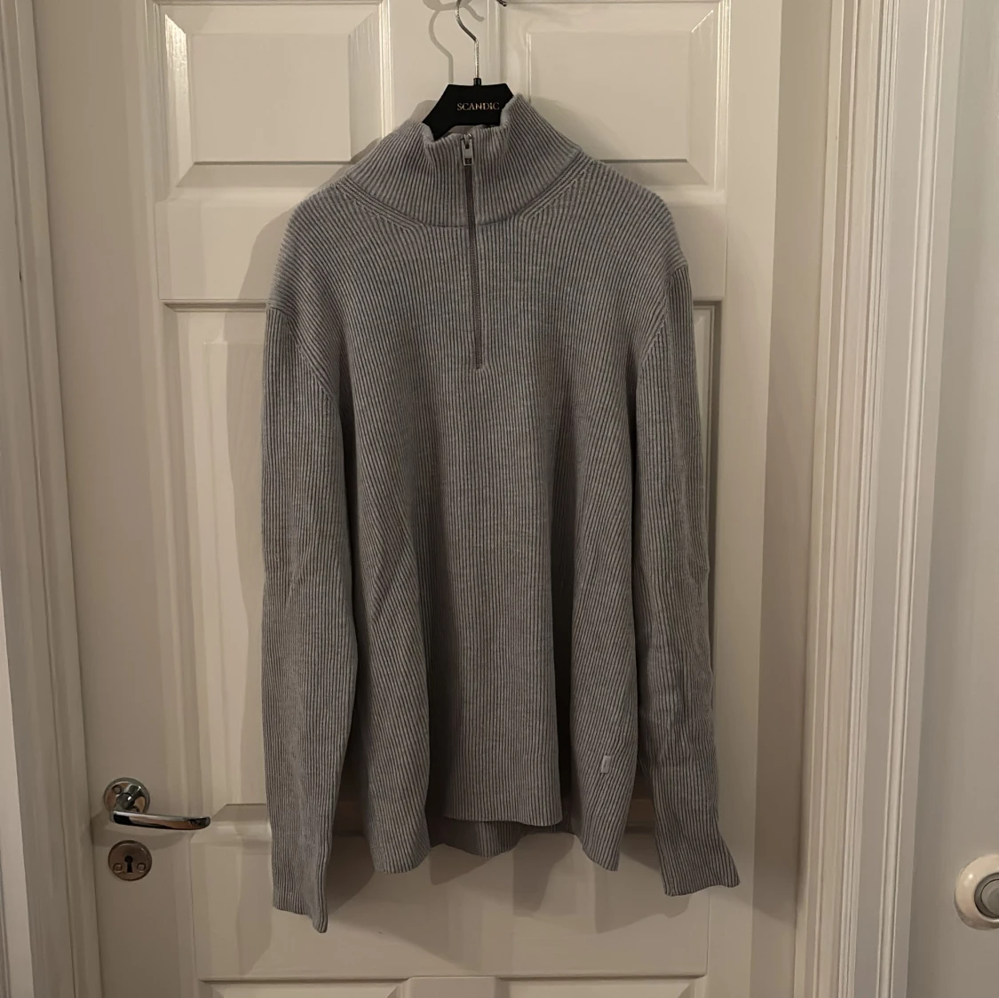 Grå ribbad stickad tröja half zip