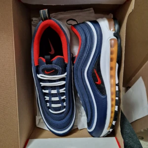 Oanvända Nike Air Max 97 EU44,5  - Helt nya i original låda. Storlek 44,5    Resell pris 4499 kr. Mitt pris 2500 kr. Skickas spårbart och försäkrat. OBS! Inga byten eller returer. 