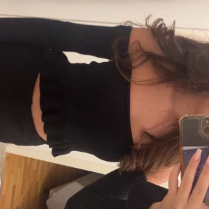 Svart ribbad offshoulder topp - Svart offshoulder topp från SHEIN, jätte fin som tyvärr ej kommer till användning. Storlek S men passar även Xs ❤️Pris 75 kr 