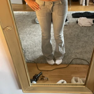 Gråa low waist bootcut jeans - Super snygga gråa low waist jeans. Dubbelknappar i fram och fickor i bak och fram. Köpta för 699kr💞💞