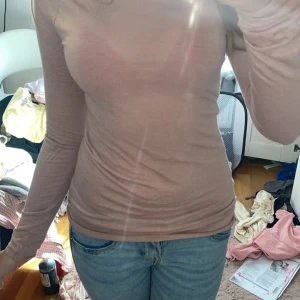 Rosa/beige intimissimi tröja - Jätte skön intimissimi tröja. Det har stått intimissimi men de har gått bort under en tvätt