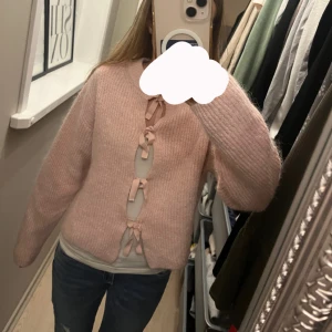 Ljusrosa kofta från Gina Tricot - Superfin ljusrosa stickad kofta från Gina Tricot med snörning och rosetter framtill. ❣️