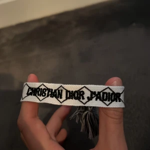 Ett vit/svart armband - Snyggt svart/vit armband