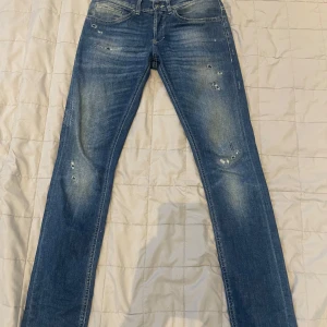 Dondup george  - Sjukt feta dondup george med feta slitningar. Som nya utan några defekter bara tar höra av sig vid frågor och funderingar och priset är ej hugget i sten 😃