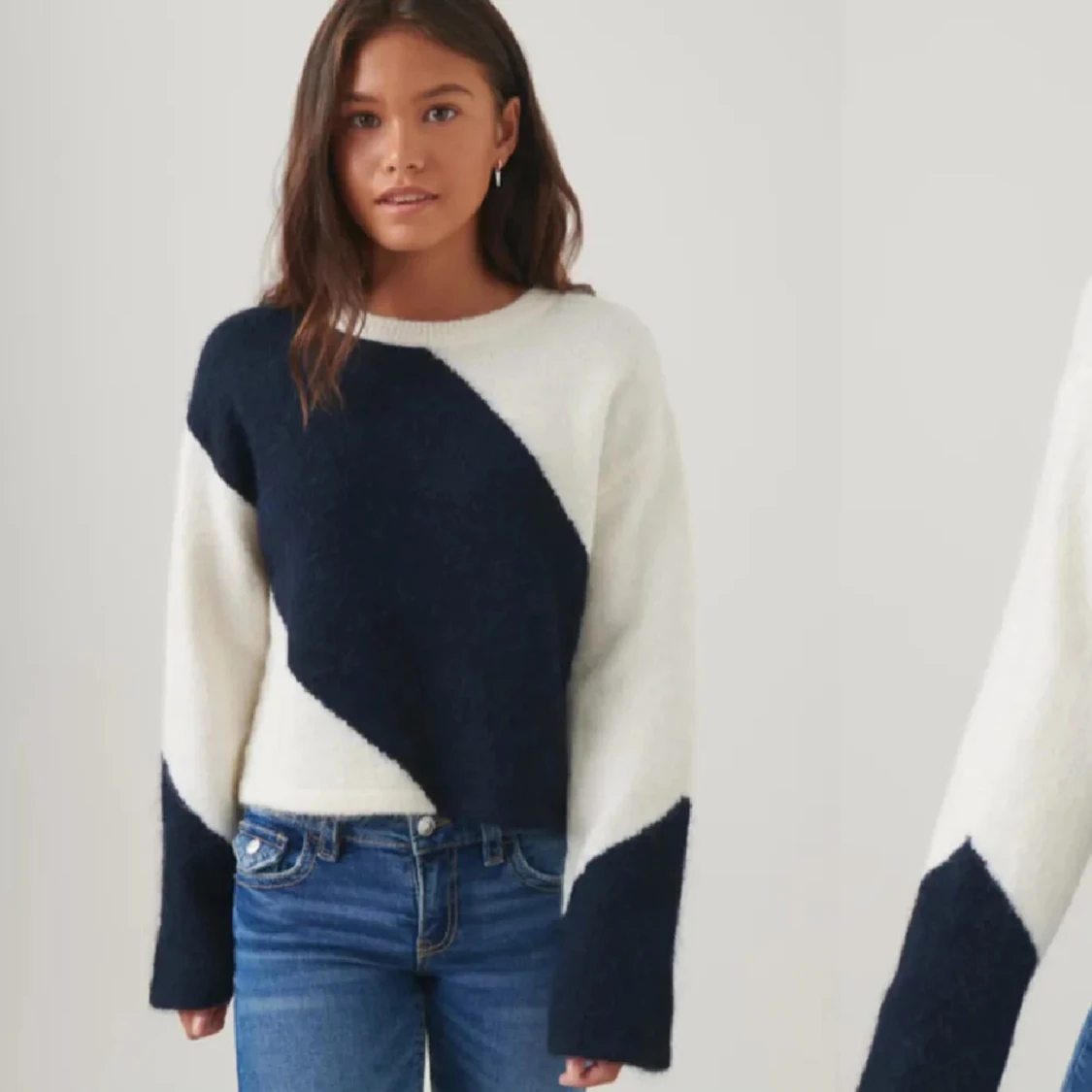 Vit och marinblå stickad tröja - 1