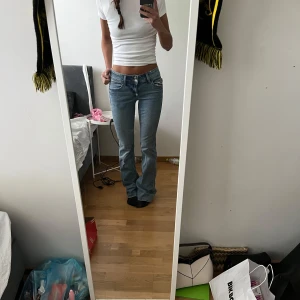 Low waist bootcut jeans - Säljer mina low waist bootcut jeans som tyvärr inte kommer till använding. Jag är ca 168 cm lång och dem är i storlek 34