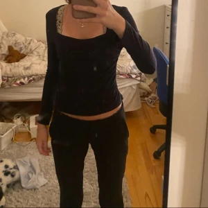 Svart långärmad topp  - Säljer en svart långärmad topp  i storlek XS. Toppen har en fyrkantig urringning och sitter figurnära med lätt rynkade sidor. 