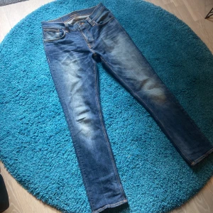 RIKTIGT FETA NUDIE JEANS MED GALEN WASH (GRIM TIM) - Tja, säljer dessa tvär feta nudie jeansen med en asfet wash | Märke: Nudie jeans | Skick: 9/10 | Modell: Grim Tim | Storlek: W32 L32 | För frågor eller fler bilder är det bara att skriva |