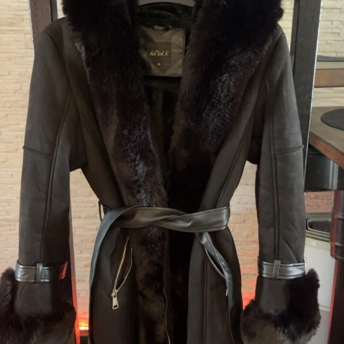 Svart pälsjacka med bälte 
